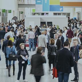 hall salon visiteurs foule