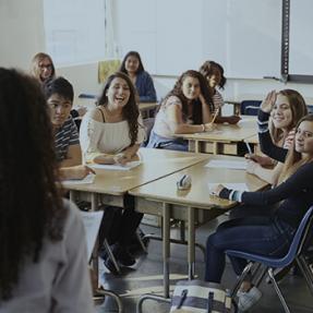 classe salle élèves professeur tables chaises