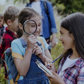 enfants promenade loupe